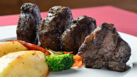 Bailey's Restaurant & Lounge - Dinner & Drinks in Winnipeg